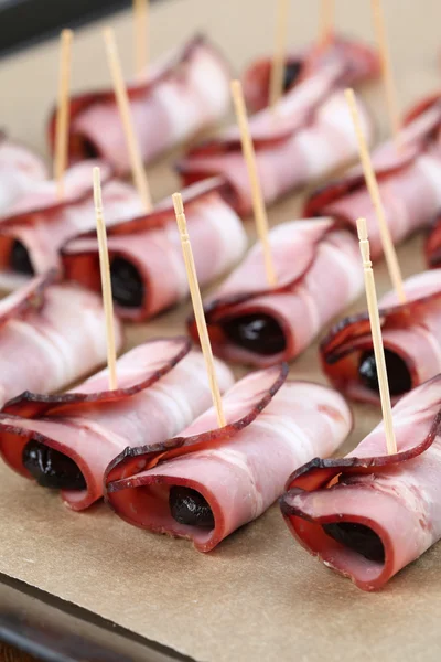 Katrinplommon i bacon på bakplåten — Stockfoto