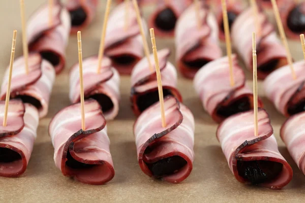 Katrinplommon i bacon — Stockfoto
