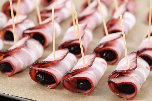 Katrinplommon i bacon på bakplåten — Stockfoto