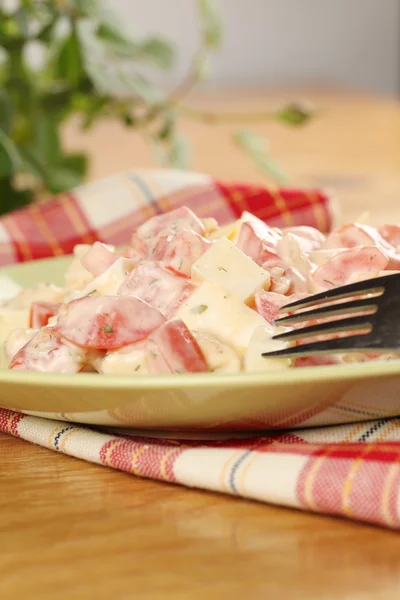 Томатный салат с сыром и яйцами — стоковое фото