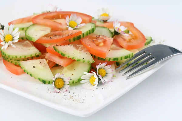 Salada de legumes com margaridas — Fotografia de Stock