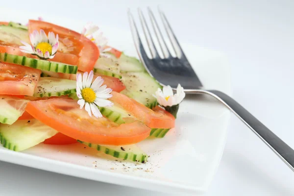 Salade de légumes aux marguerites — Photo