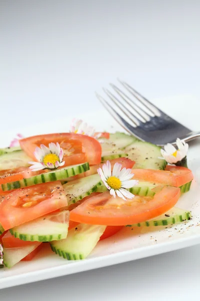 Zeleninový salát s sedmikrásky — Stock fotografie