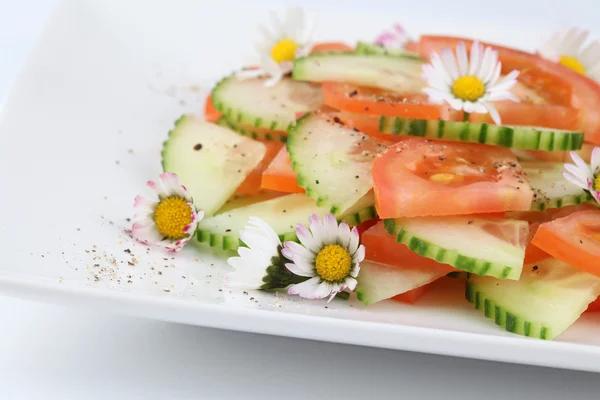 Vegetable salad with daisies — Stock Photo, Image