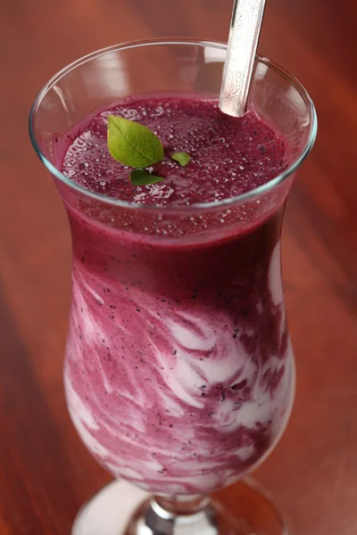 Черничный молочный коктейль со сметаной — стоковое фото