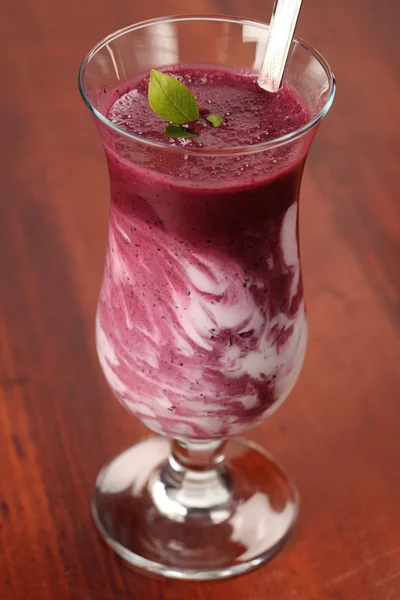 Borůvkový mléčný koktejl s kysanou smetanou — Stock fotografie