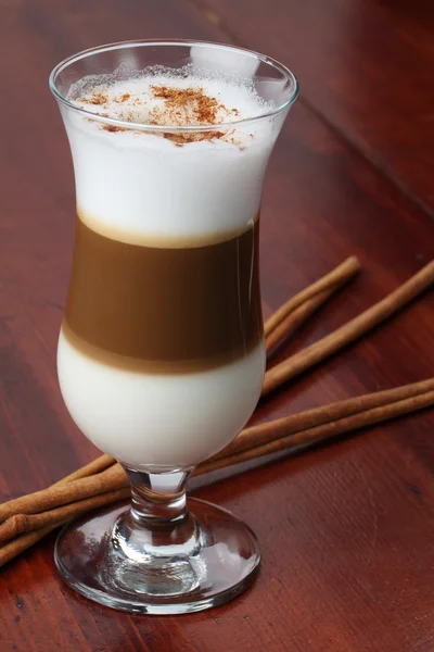 Cafe latte with cinnamon — Stock Photo, Image