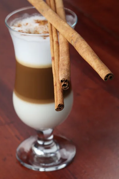 Cafe latte z cynamonem — Zdjęcie stockowe