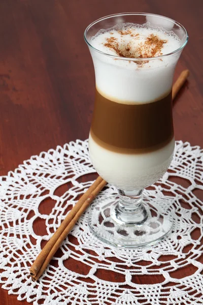 Café latte med kanel — Stockfoto