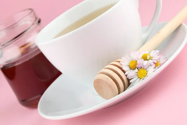 Трав'яний чай з ромашками та медом — стокове фото