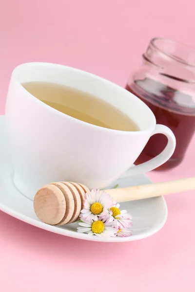 Травяной чай с маргаритками и медом — стоковое фото