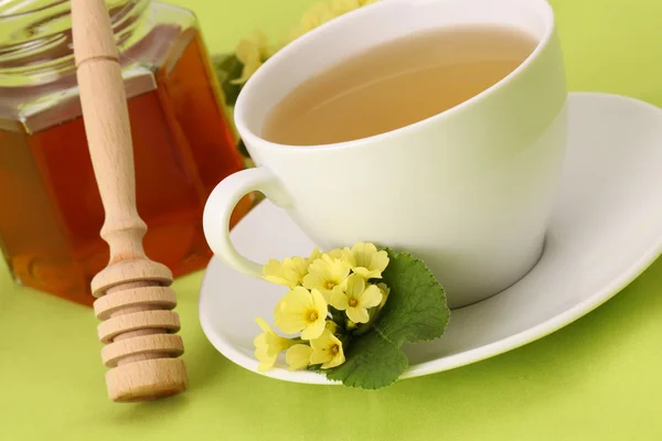 Chá de ervas com prímulas e mel — Fotografia de Stock