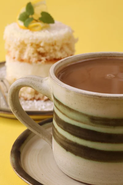 Warme chocolademelk en cake — Stockfoto