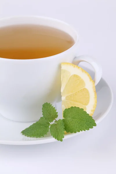 Zitronenmelisse Tee mit Zitrone — Stockfoto