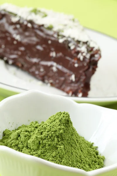 Matcha chá verde em pó e bolo de chocolate — Fotografia de Stock