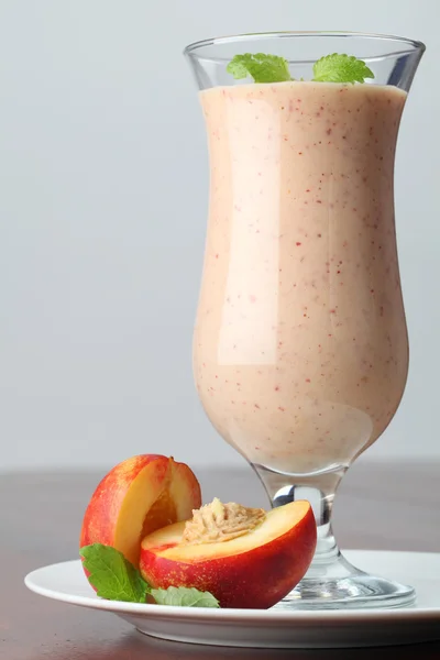 Nectarine milkshake — Stockfoto