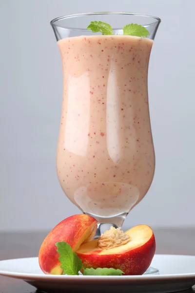 Nectarine milkshake — Stockfoto