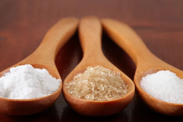 Zucchero in cucchiai di legno — Foto Stock