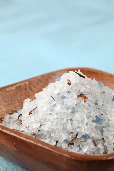 Modrá koupelová sůl v dřevěné misce — Stock fotografie