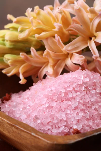 Sól do kąpieli różowy w misce drewniane — Zdjęcie stockowe