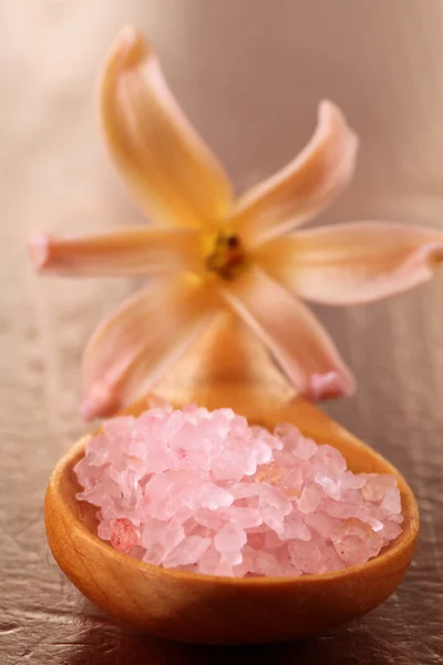Sól do kąpieli różowy w drewnianą łyżką — Zdjęcie stockowe