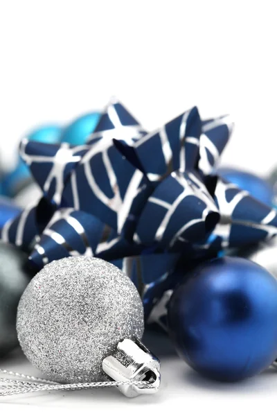 Blauer und silberner Weihnachtsschmuck — Stockfoto