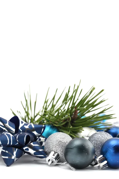Голубые и серебряные рождественские украшения — стоковое фото