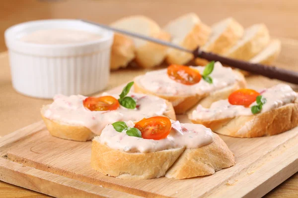 Broodjes met tomaat verspreiding — Stockfoto