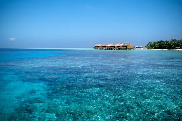 Oceano azul em um resort — Fotografia de Stock
