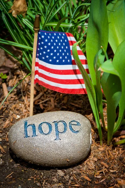 Messaggio di speranza, pietra e bandiera USA — Foto Stock