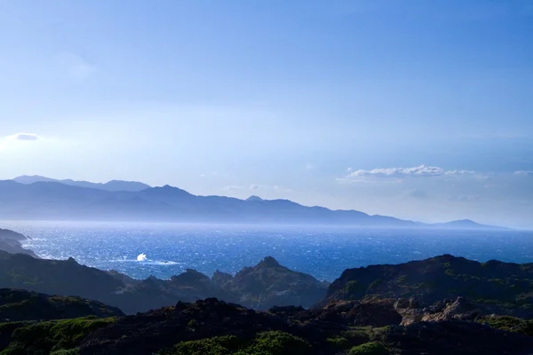 Costa do mar na Costa Brava com montanhas ao fundo — Fotografia de Stock
