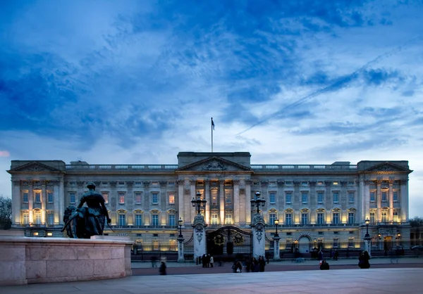 Buckingham palace door nacht — Stockfoto