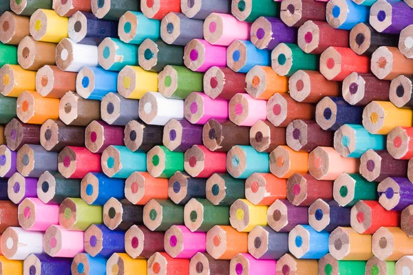 Вид ззаду багатьох кольорових дерев'яних олівців — стокове фото