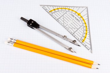 okul matematik araçları kare içinde kağıt üzerinde