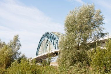 eski bir demir köprü nehir IJssel Hollanda kapısı