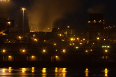 IJmuiden Hollandalı Çelik fabrikasında geceleri