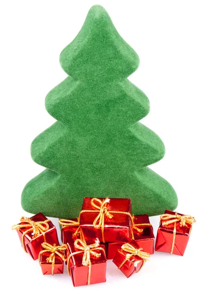 Рождественская елка с подарками, изолированные на белом — стоковое фото