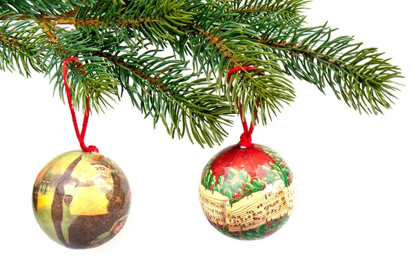 Bolas de Natal com decoração em um ramo de abeto verde — Fotografia de Stock