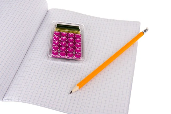 Cahier d'exercices avec crayon et calculatrice en bois — Photo