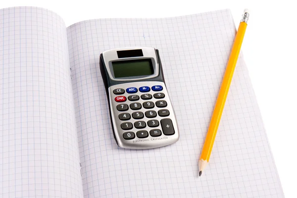 Calculadora com lápis sobre papel quadrado isolado sobre branco — Fotografia de Stock