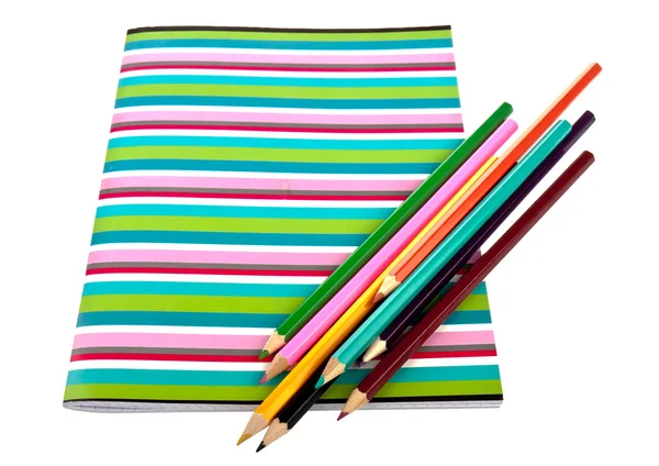 Вправа книга з барвистими олівцями — стокове фото