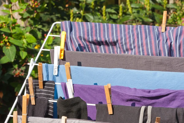 Torkning ram med kläder i trädgården — Stockfoto
