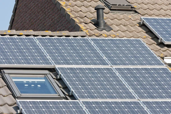 Ana çatı ve güneş panelleri — Stok fotoğraf