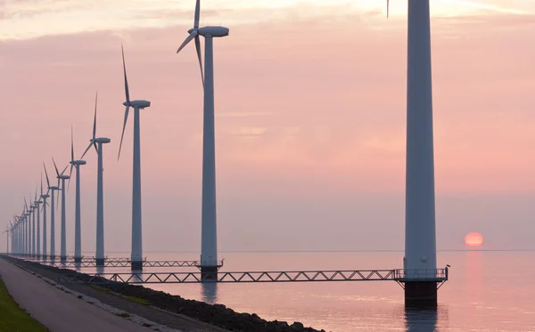 Niederländische Windkraft im Sonnenuntergang an der Küste — Stockfoto