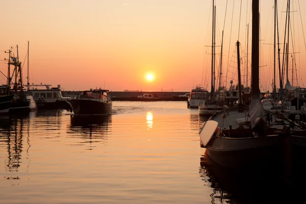 Pôr do sol no porto holandês com barcos à vela — Fotografia de Stock