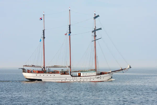 Typické staré holandské tři stěžně clipper plachtění na moři — Stock fotografie