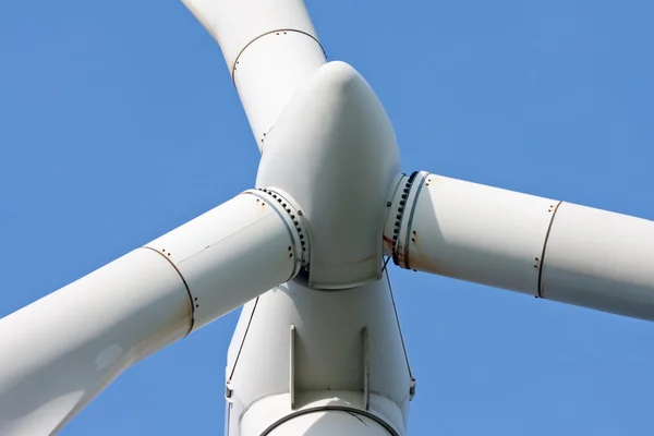 Detalhe de um moinho de vento com céu azul — Fotografia de Stock
