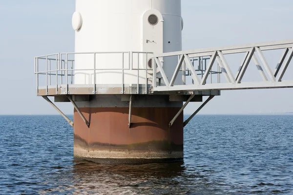 Základy velký větrný mlýn, stojící v holandské moře — Stock fotografie