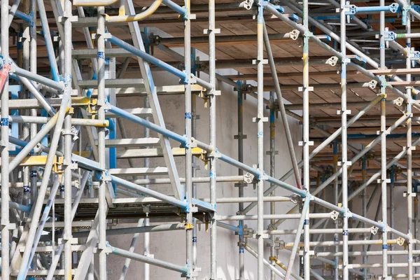 Steigers op een bouwterrein voor een betonnen constructie — Stockfoto