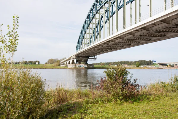 Oude ijzeren brug over de rivier de ijssel, Nederland — Stockfoto